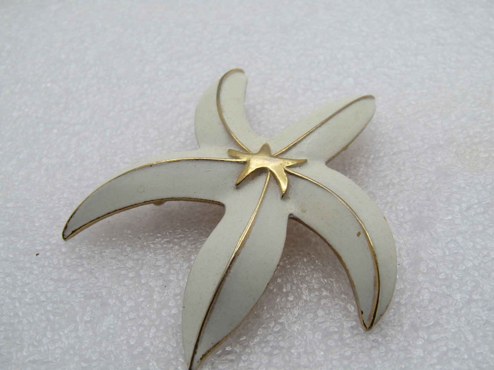 Vintage White Enameled Starfish Brooch, 1960's-1970's - 2