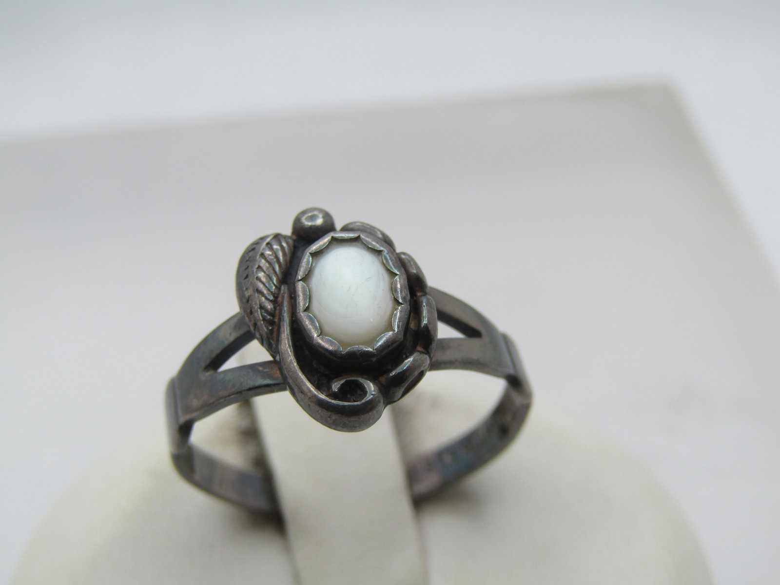 Vintage Sterling Southwestern MOP Ring, Sz. 7, 1960's-1970's, Signed: Title: Vintage Sterling Southwestern MOP Ring, Sz. 7, 1960's-1970's, Signed Description: Vintage Sterling Southwestern MOP Ring, Sz. 7, 1960's-1970's, Signed W.M Co. which is Wheeler Co. around since 