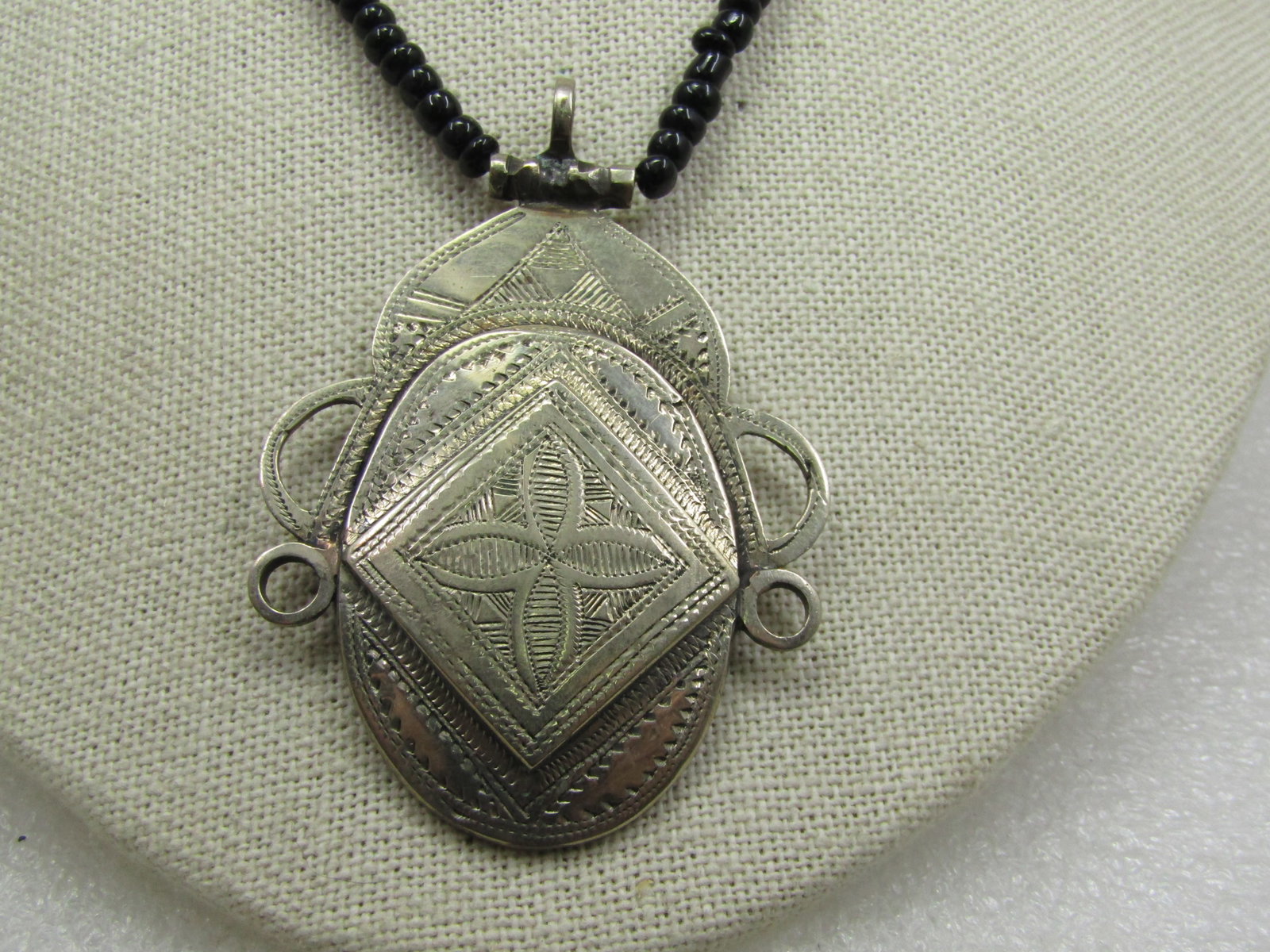 Vintage Mid-Eastern Themed Necklace, Etched Pendant, Black Beaded 18" - 3