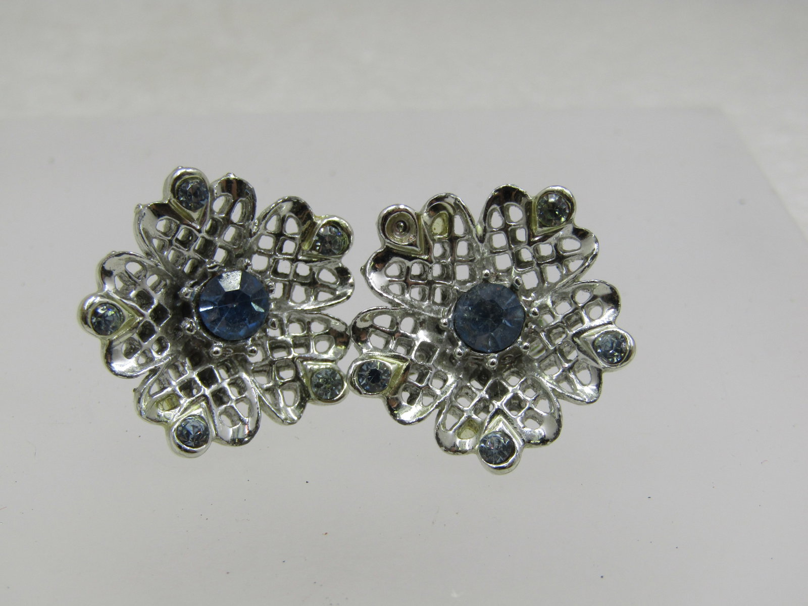 Vintage Blue Rhinestone Filigree Earrings, Screwback Silver Tone, 1950's-1960's: Title: Vintage Blue Rhinestone Filigree Earrings, Screwback Silver Tone, 1950's-1960's Description: Vintage Blue Rhinestone Filigree Earrings, Screwback Silver Tone, 1950's-1960's. They are appx. 1" a