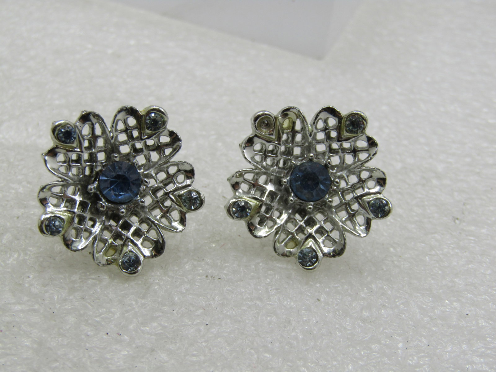 Vintage Blue Rhinestone Filigree Earrings, Screwback Silver Tone, 1950's-1960's - 4