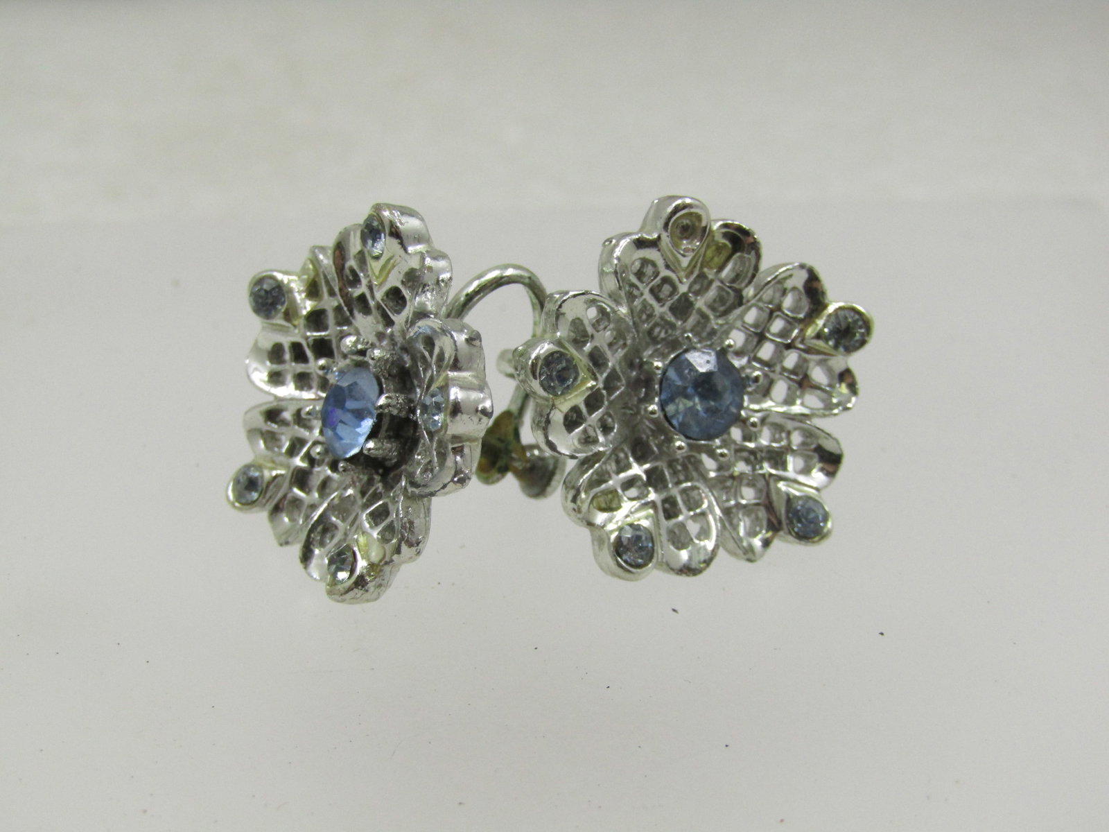 Vintage Blue Rhinestone Filigree Earrings, Screwback Silver Tone, 1950's-1960's - 5