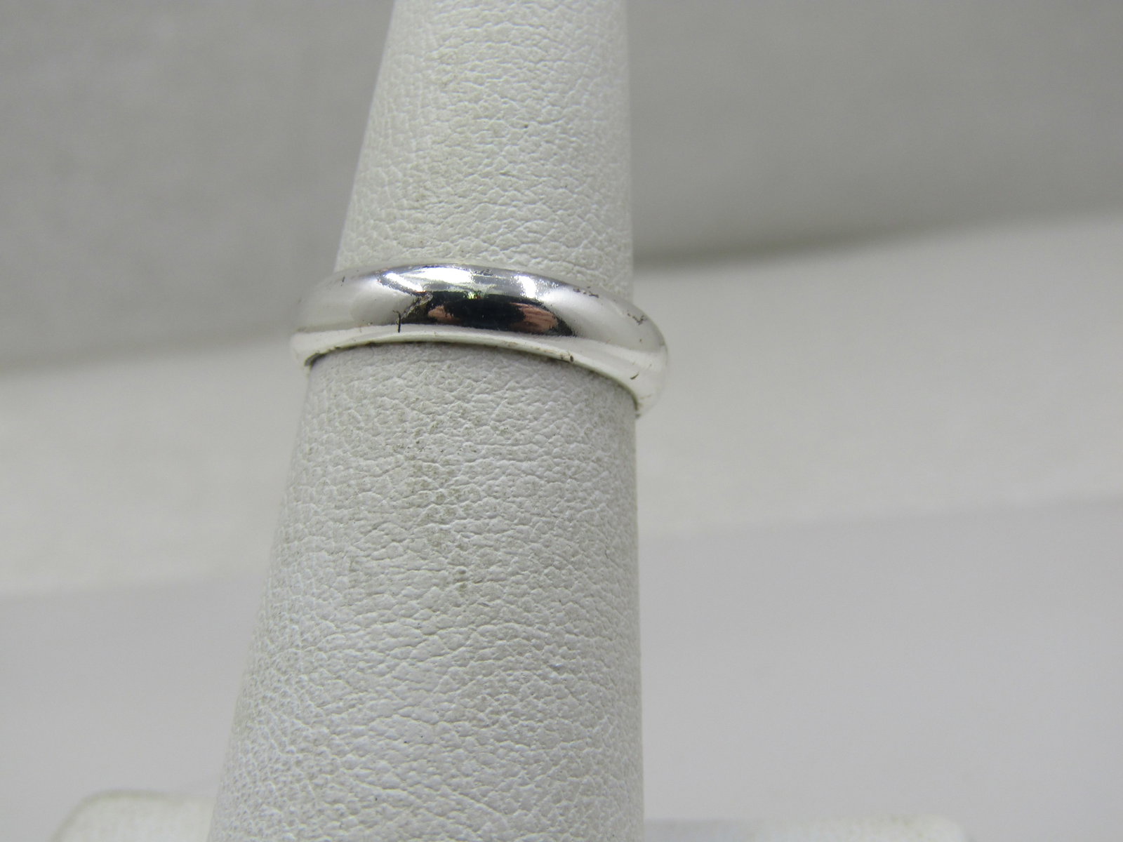 Sterling Silver 4mm Wedding Band, Sz. 5, Signed: Title: Sterling Silver 4mm Wedding Band, Sz. 5, Signed Description: Sterling Silver 4mm Wedding Band, Sz. 5, Signed SU and marked .925 and tested. Weight of the ring is appx. 7.24 gr. This has an