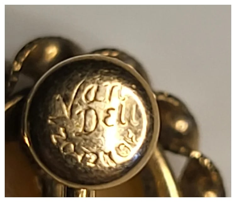Vintage Van Dell Filigree Screw Back Cameo Earrings - 7