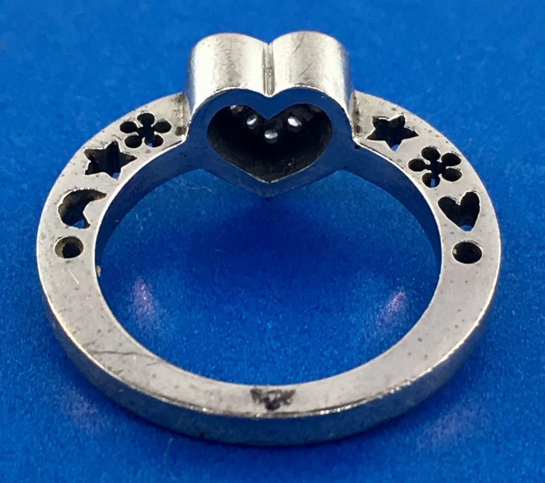 CUTE 18k White Gold & Diamond Heart Ring Circa 1980s! - 2