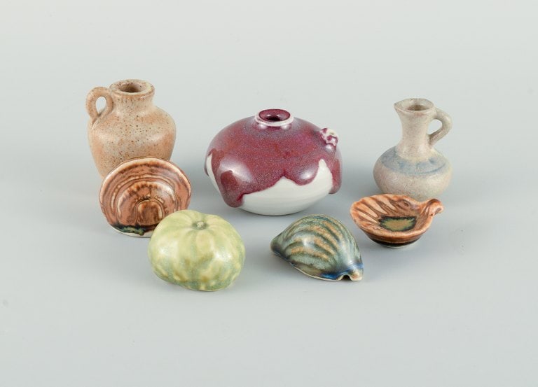 Swedish studio potters, seven miniature vases, jugs and snail shells etc. Late 1900s. - 3