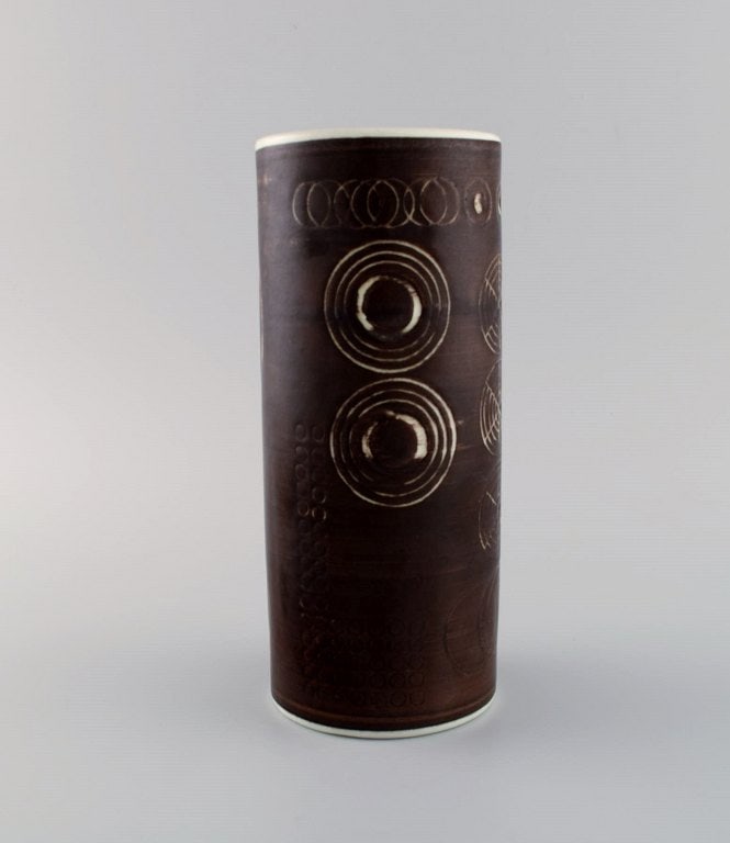 Olle Alberius for Rörstrand. Cylindrical Sarek vase in hand-painted and glazed ceramics with - 4
