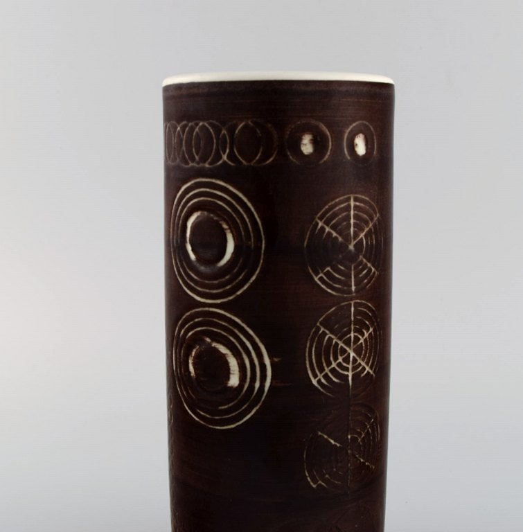 Olle Alberius for Rörstrand. Cylindrical Sarek vase in hand-painted and glazed ceramics with - 5