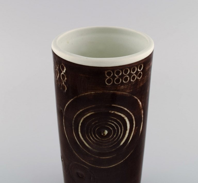 Olle Alberius for Rörstrand. Cylindrical Sarek vase in hand-painted and glazed ceramics with - 7