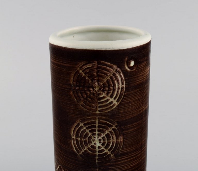 Olle Alberius for Rörstrand. Cylindrical Sarek vase in hand-painted and glazed ceramics with - 5