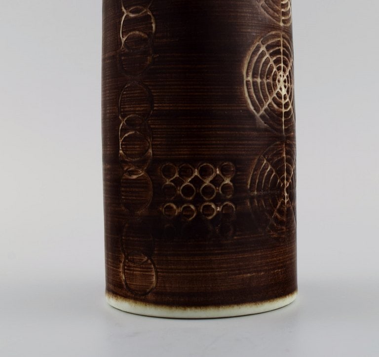 Olle Alberius for Rörstrand. Cylindrical Sarek vase in hand-painted and glazed ceramics with - 6