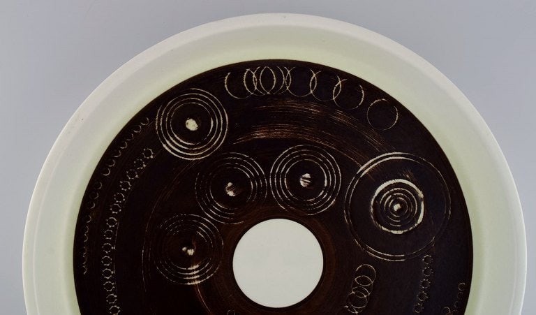 Olle Alberius for Rörstrand. Large Sarek dish / bowl in hand-painted and glazed ceramics with - 4