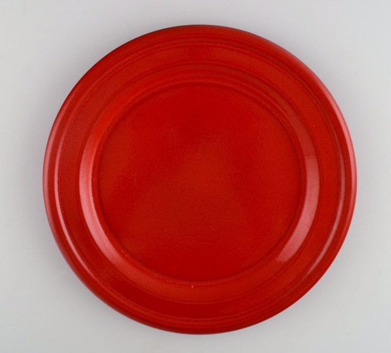 Emile Henry, France. Eight dinner plates in glazed stoneware. Beautiful glaze in shades of red. Mid - 3