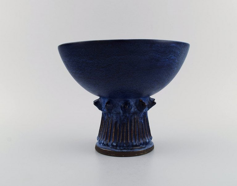 Irma Yourstone (1911-1988), Sweden. Bowl on foot in glazed stoneware. Beautiful glaze in deep blue - 3
