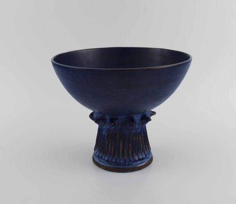 Irma Yourstone (1911-1988), Sweden. Bowl on foot in glazed stoneware. Beautiful glaze in deep blue - 4