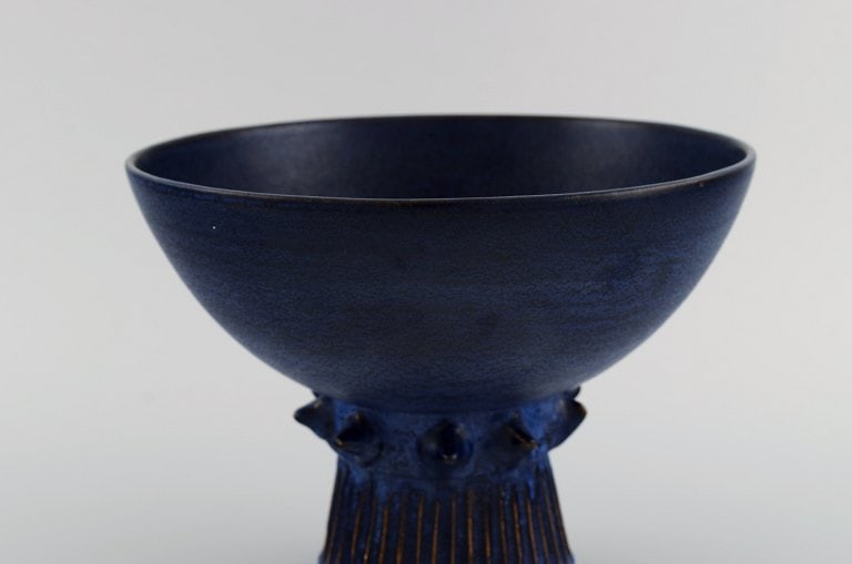 Irma Yourstone (1911-1988), Sweden. Bowl on foot in glazed stoneware. Beautiful glaze in deep blue - 5