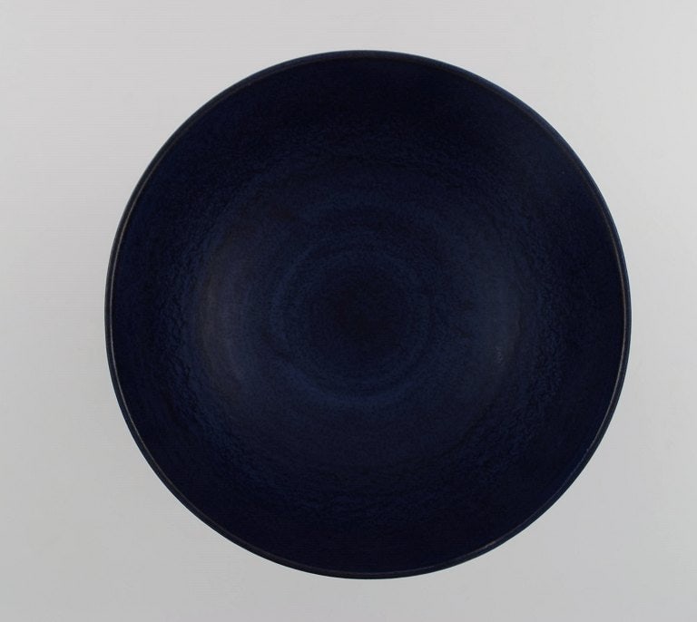 Irma Yourstone (1911-1988), Sweden. Bowl on foot in glazed stoneware. Beautiful glaze in deep blue - 7