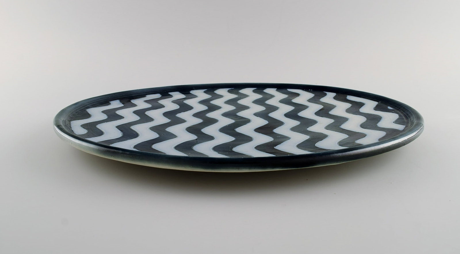 Aase Haugaard, Danish ceramicist. Large dish / wall decoration in glazed stoneware with wavy - 5