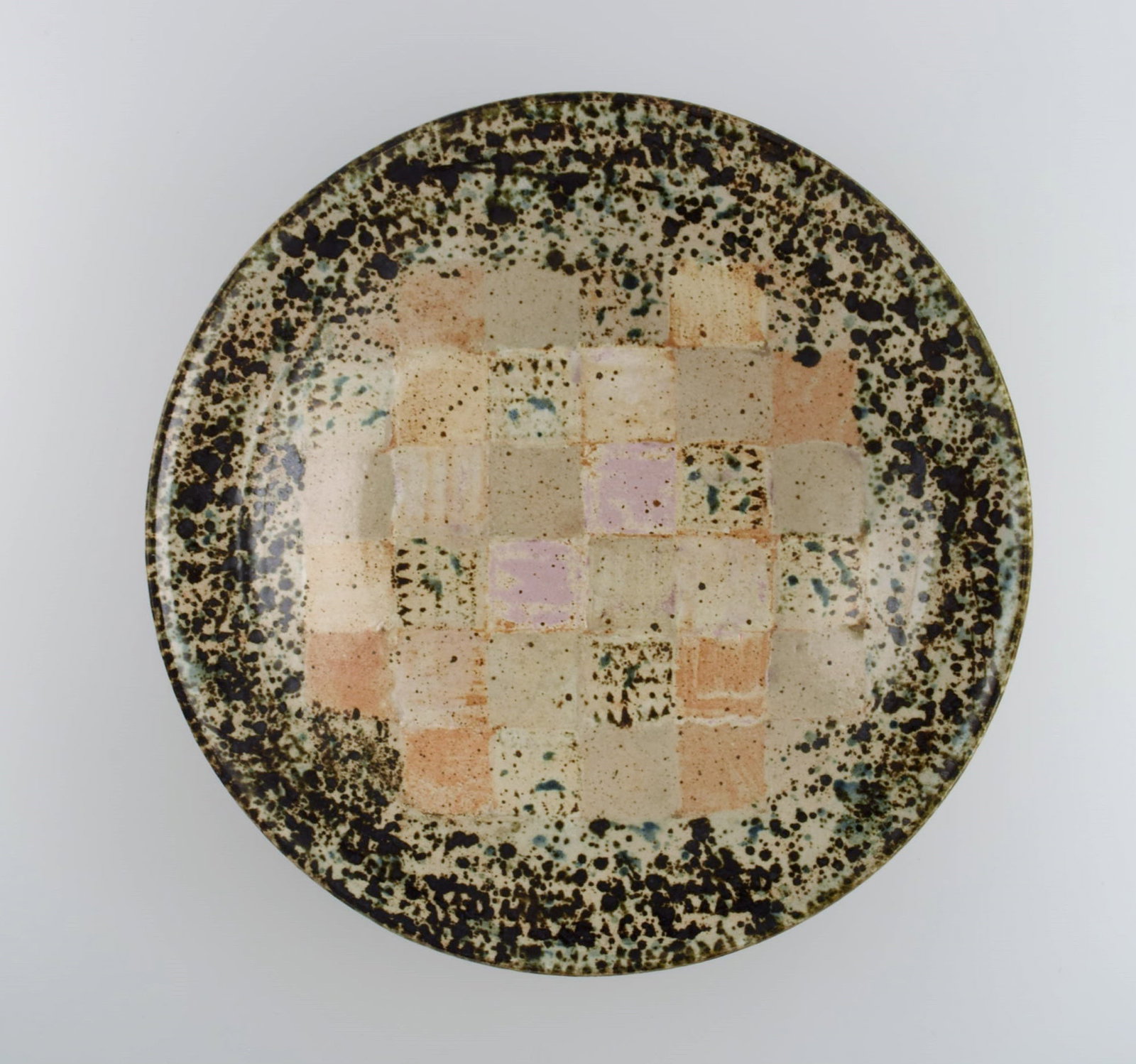 European studio ceramicist. Large unique bowl in glazed stoneware with checkered pattern. Dated - 2