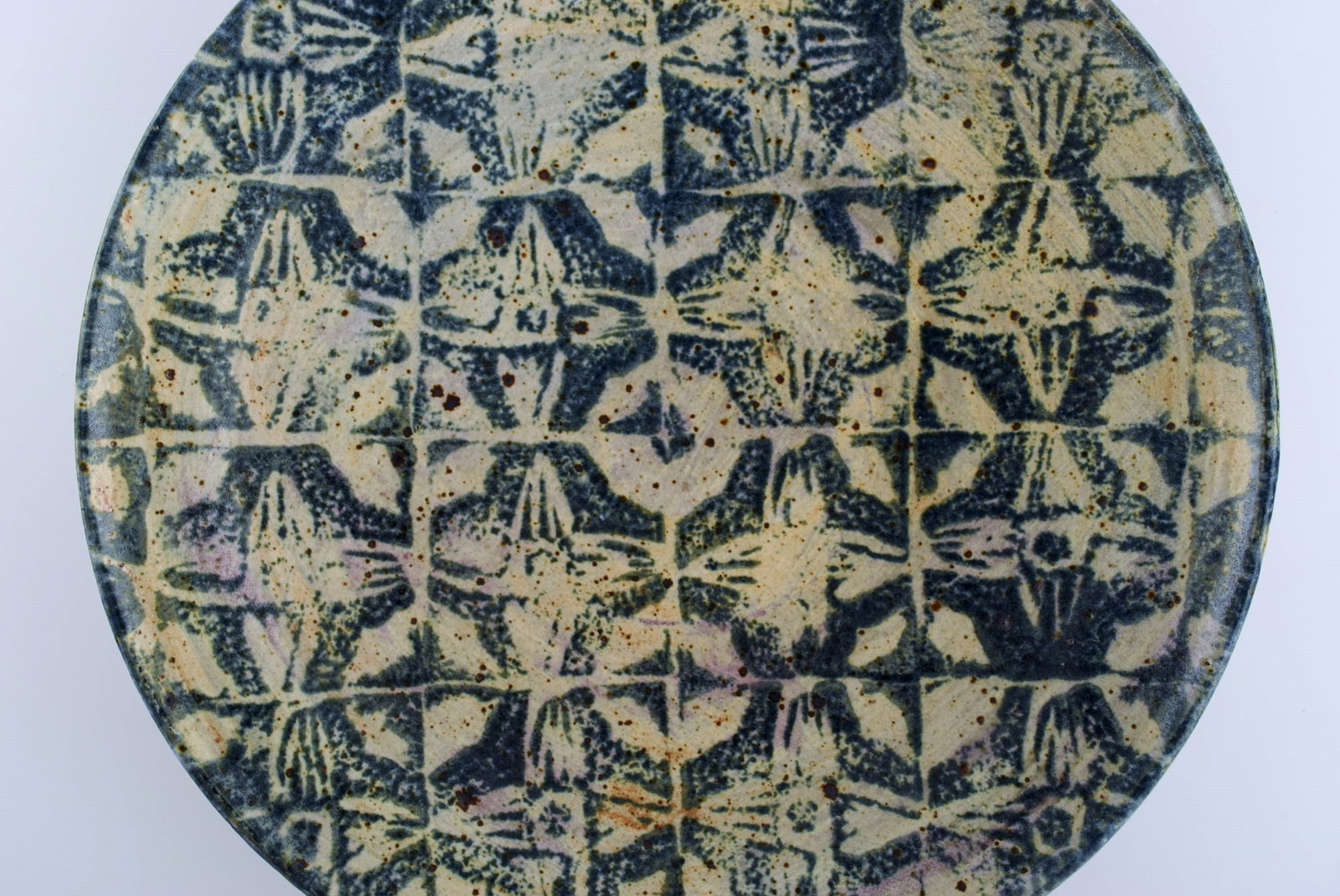 European studio ceramicist. Large unique bowl / dish in glazed stoneware with patterned decoration. - 3