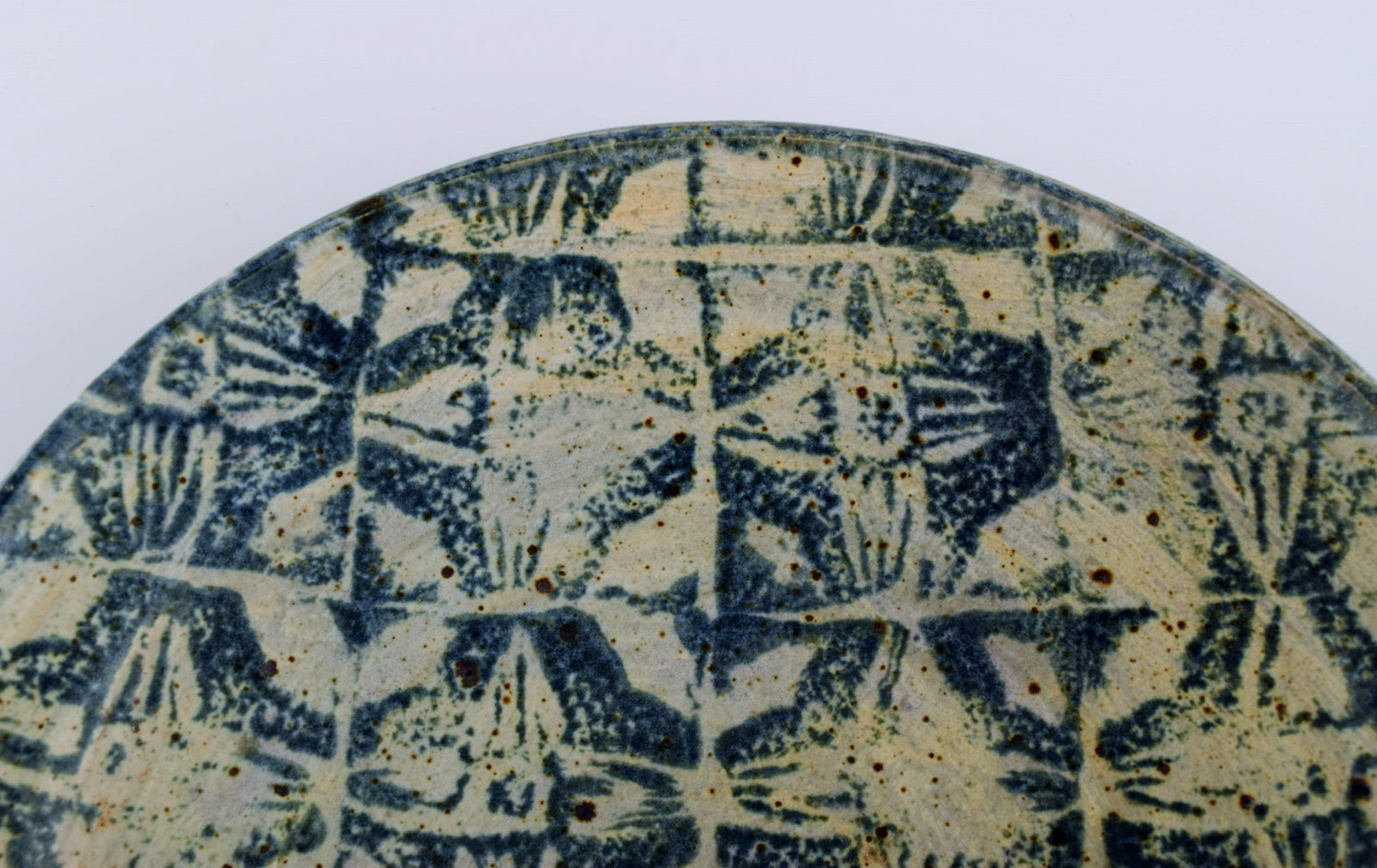 European studio ceramicist. Large unique bowl / dish in glazed stoneware with patterned decoration. - 4
