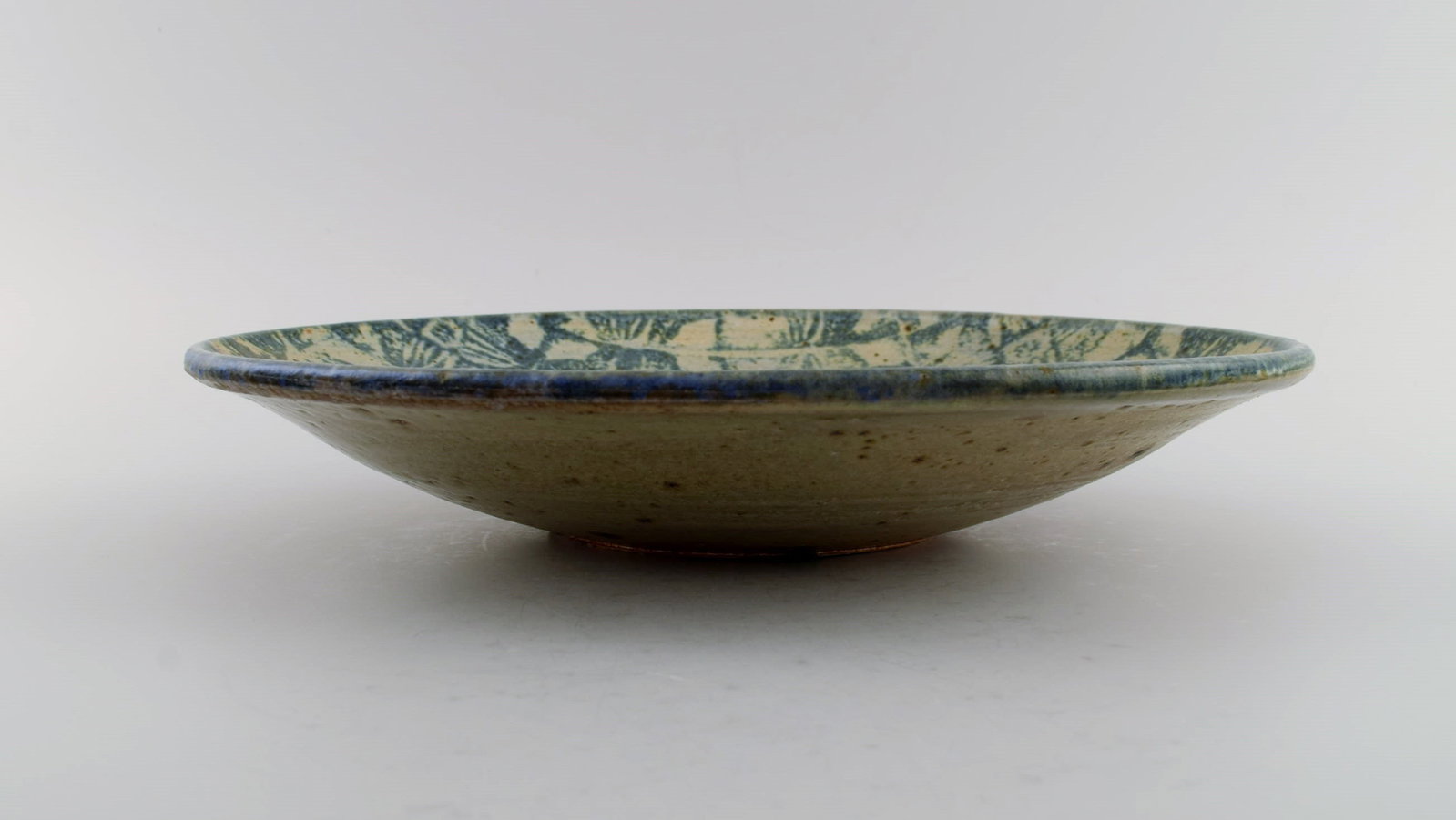 European studio ceramicist. Large unique bowl / dish in glazed stoneware with patterned decoration. - 5