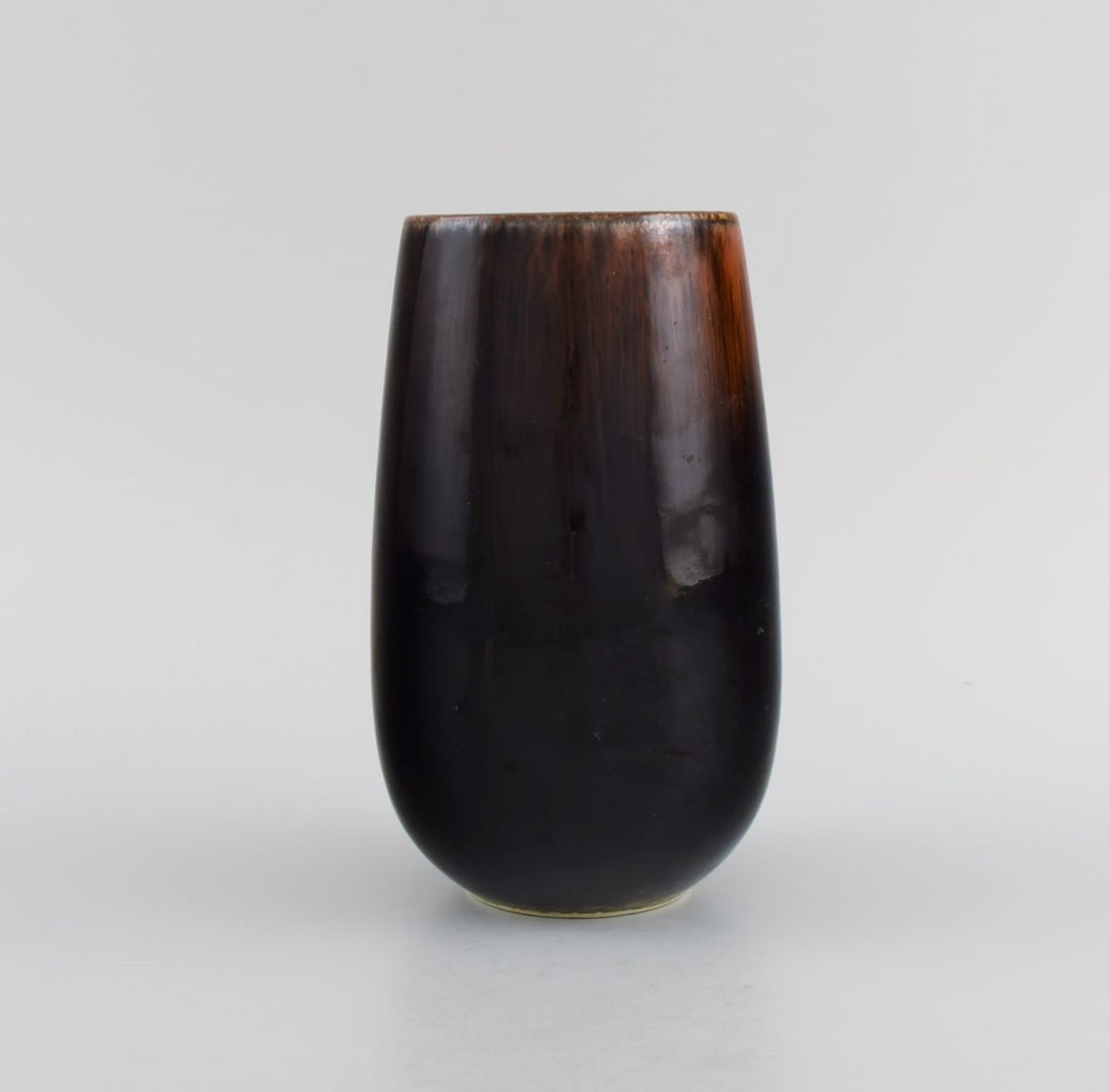 Carl Harry Stålhane (1920-1990) for Rörstrand. Vase in glazed ceramics. Beautiful metallic: Carl Harry Stålhane (1920-1990) for Rörstrand. Vase in glazed ceramics. Beautiful metallic glaze in reddish brown shades. Mid-20th century. Measures: 16 x 9.5 cm. In excellent condition.