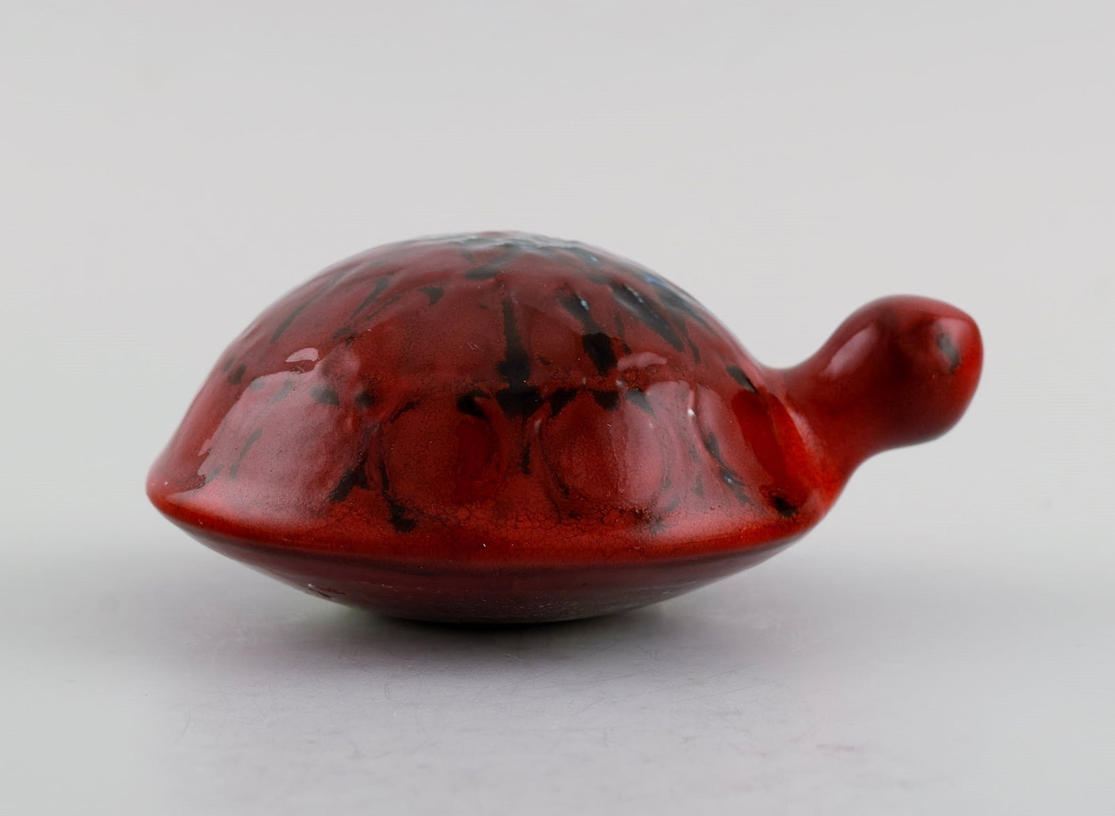 Lisa Larson for Gustavsberg. Turtle in glazed stoneware. Beautiful glaze in shades of red. 1970s. - 3