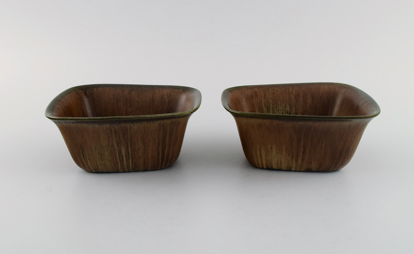 Gunnar Nylund (1904-1997) for Rörstrand. Two bowls in glazed ceramics. Beautiful glaze in brown: Gunnar Nylund (1904-1997) for Rörstrand. Two bowls in glazed ceramics. Beautiful glaze in brown shades. Mid-20th century. Measures: 14 x 6.5 cm. In excellent condition. Signed. 2nd factory