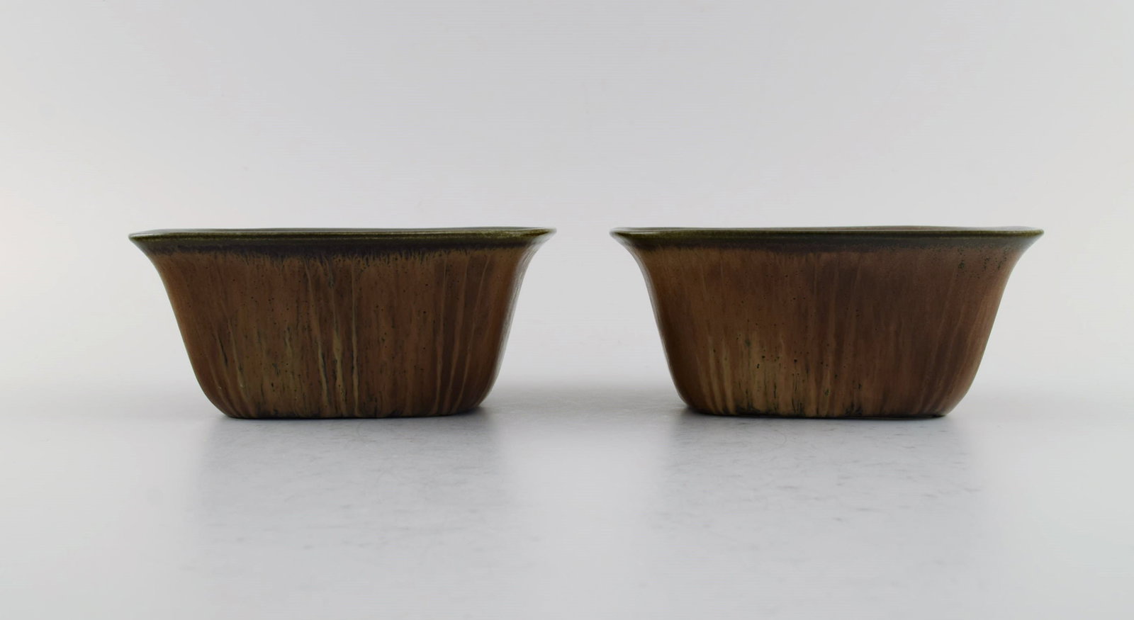 Gunnar Nylund (1904-1997) for Rörstrand. Two bowls in glazed ceramics. Beautiful glaze in brown - 3