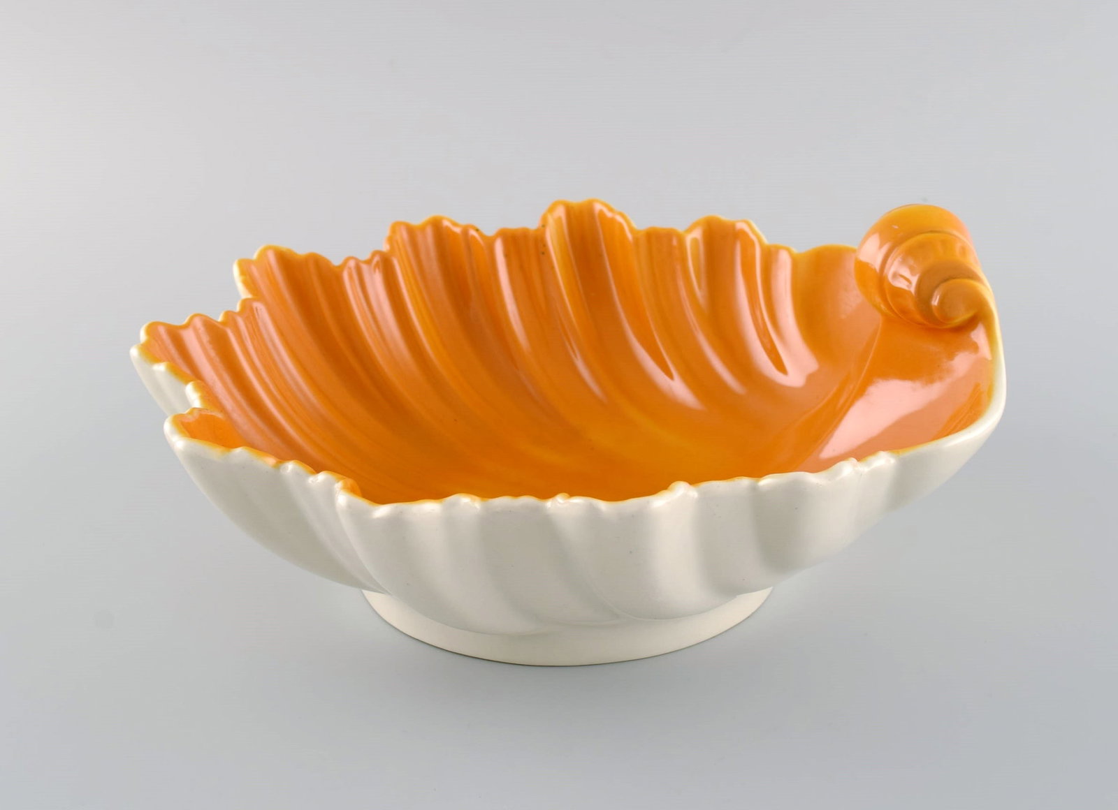 Wilhelm Kåge (1889-1960) for Gustavsberg. Hand-painted faience bowl shaped like a seashell. - 2