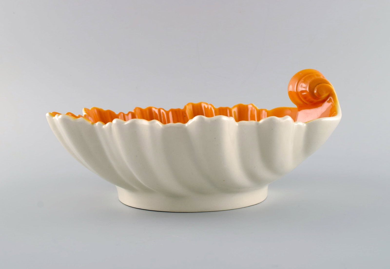 Wilhelm Kåge (1889-1960) for Gustavsberg. Hand-painted faience bowl shaped like a seashell. - 3