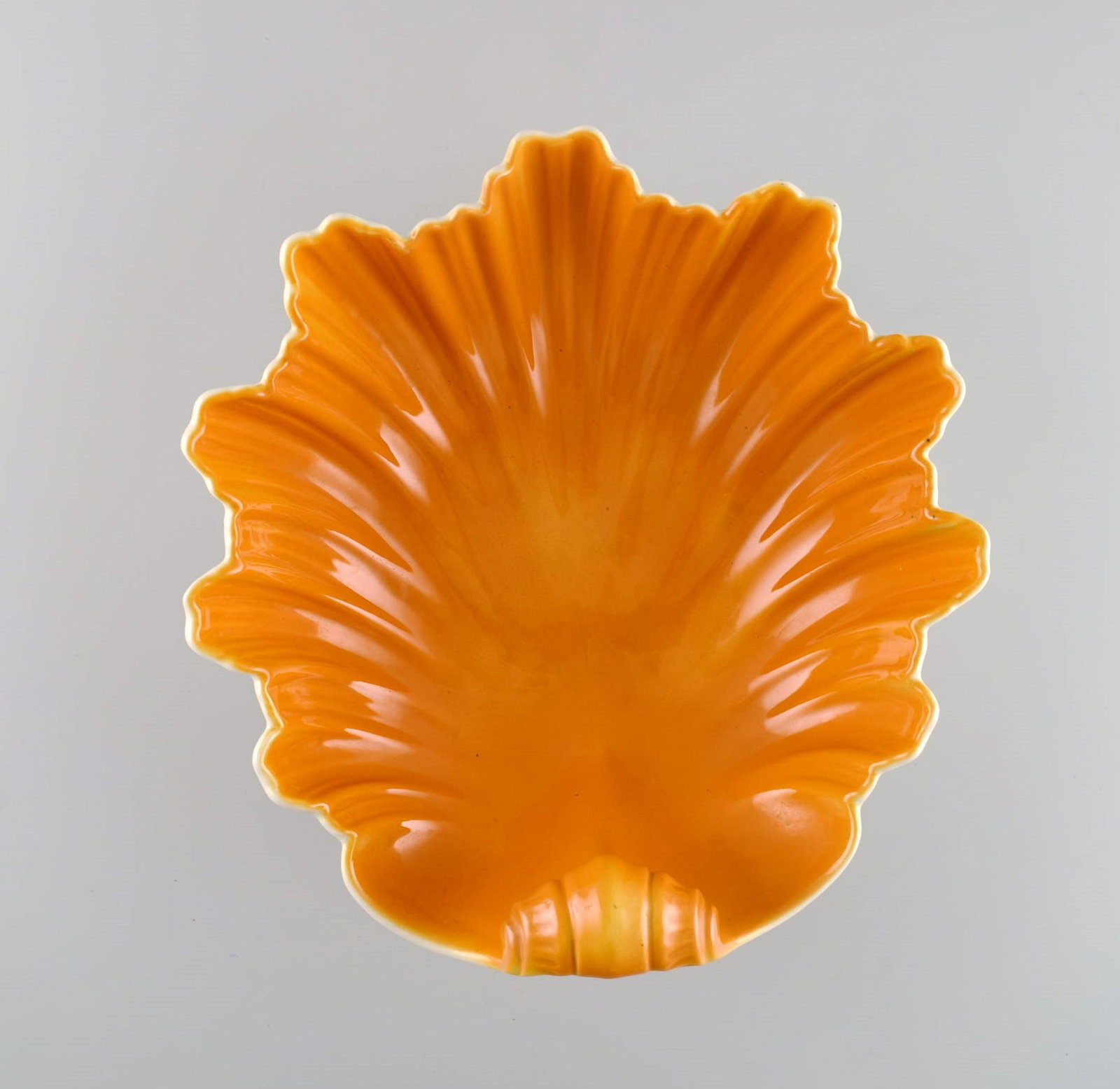 Wilhelm Kåge (1889-1960) for Gustavsberg. Hand-painted faience bowl shaped like a seashell. - 4