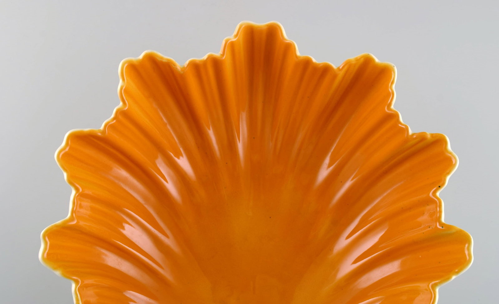 Wilhelm Kåge (1889-1960) for Gustavsberg. Hand-painted faience bowl shaped like a seashell. - 5