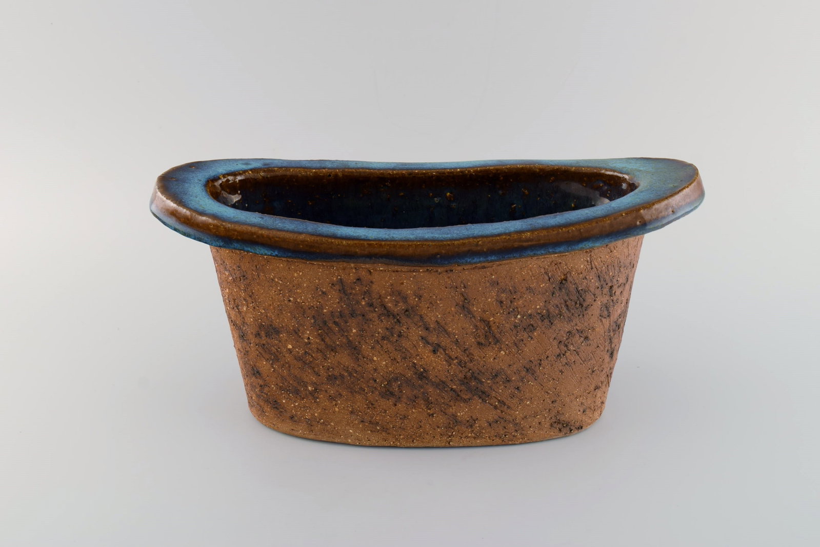 Curt M. Addin (1931-2007) for Glumslöv. Large freeform vase in partially glazed stoneware. - 5