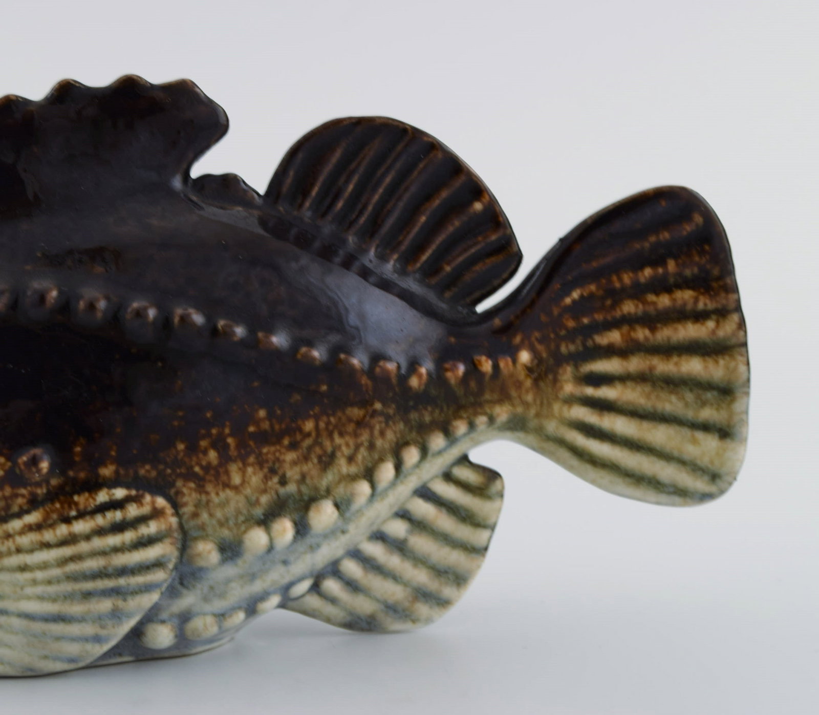 Sven Wejsfelt (1930-2009) for Gustavsberg. Unique Stim fish in glazed ceramics. 1980s. - 7