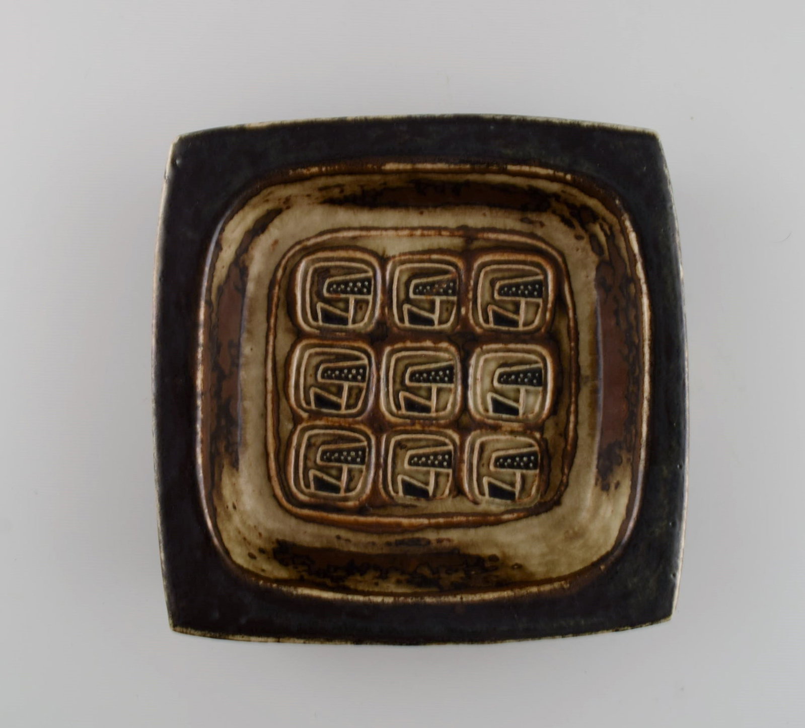 Jørgen Mogensen for Royal Copenhagen. Square bowl in glazed stoneware. Beautiful sung glaze. - 2