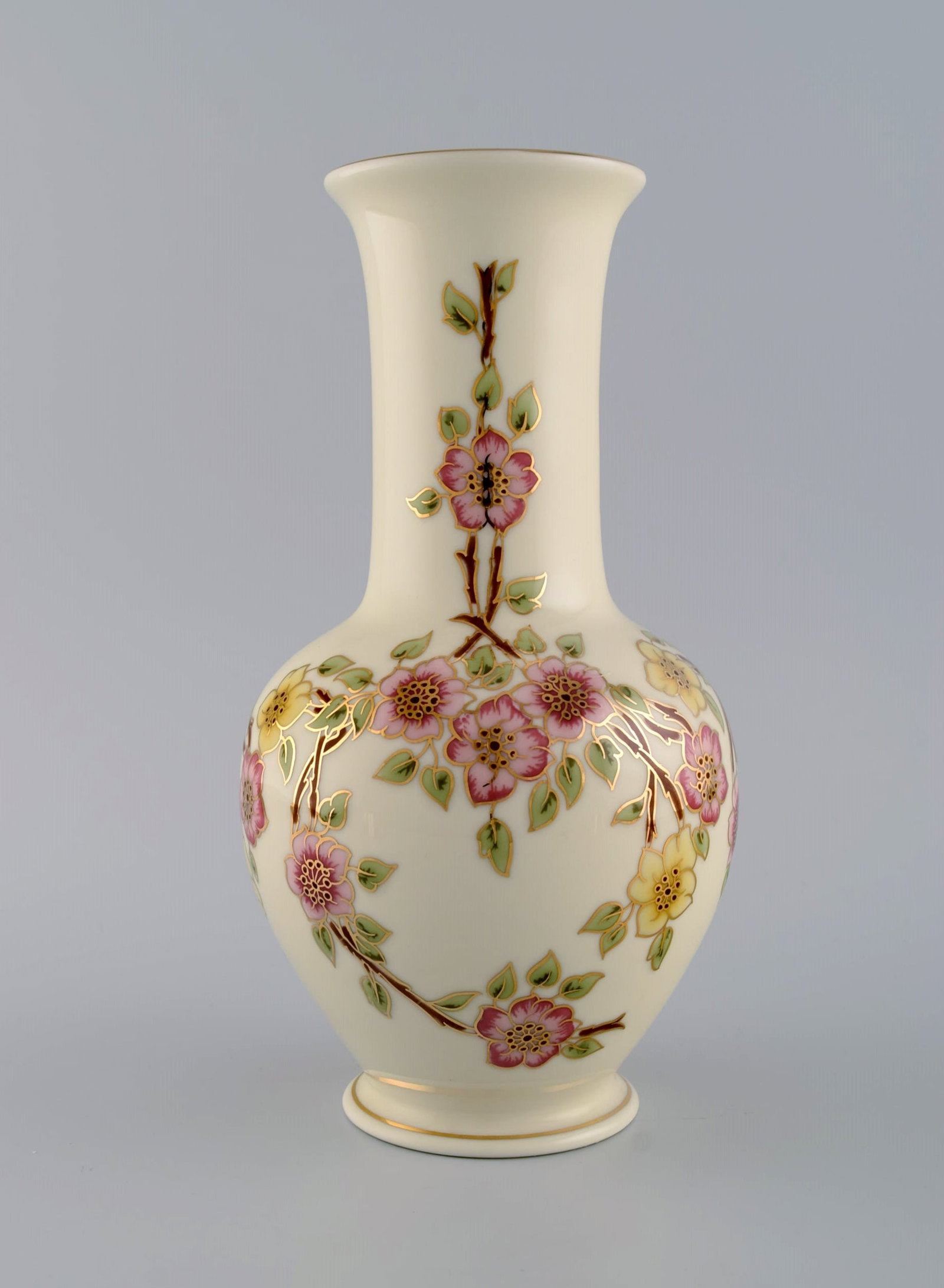 Zsolnay vase in cream-colored porcelain with hand-painted flowers and gold decoration. Late 20th - 2
