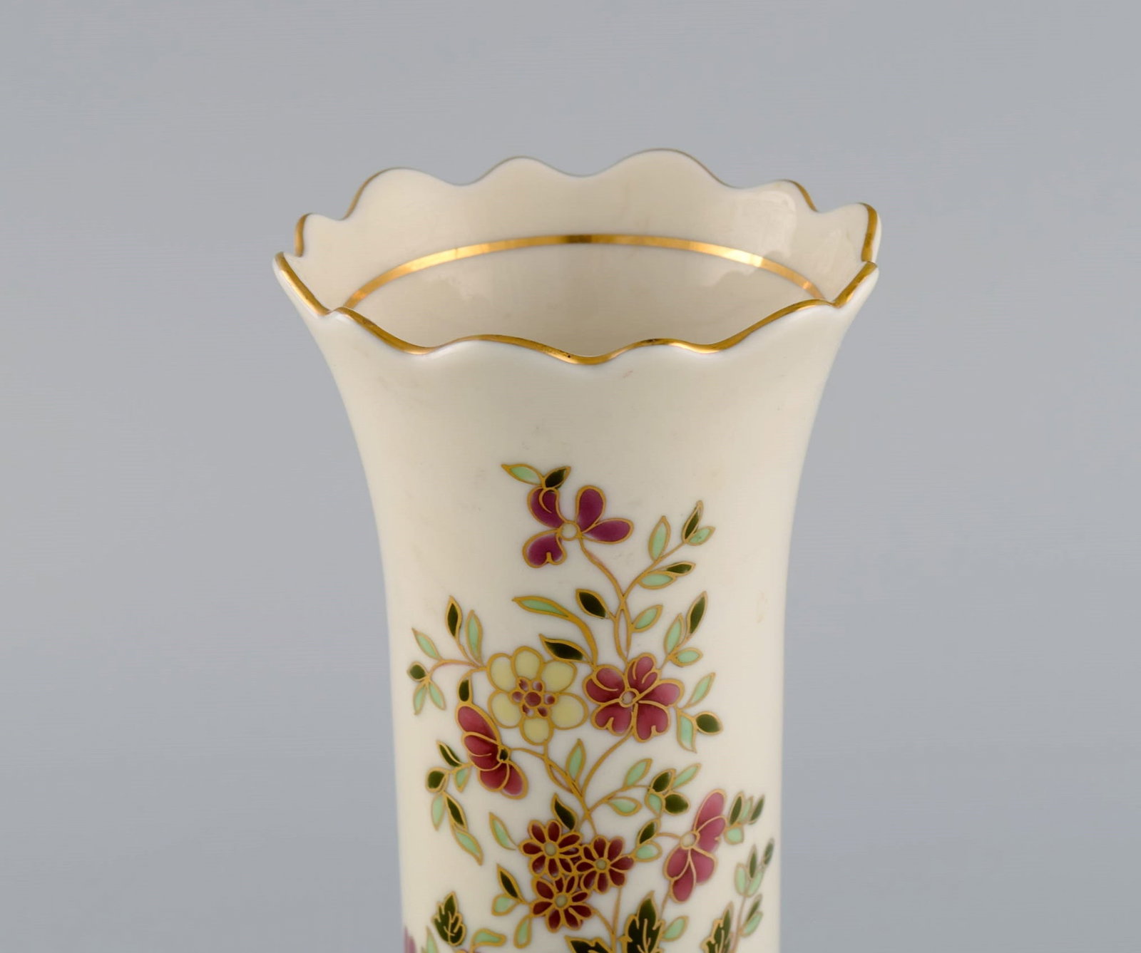 Zsolnay vase in cream-colored porcelain with hand-painted flowers and gold decoration. Late 20th - 4