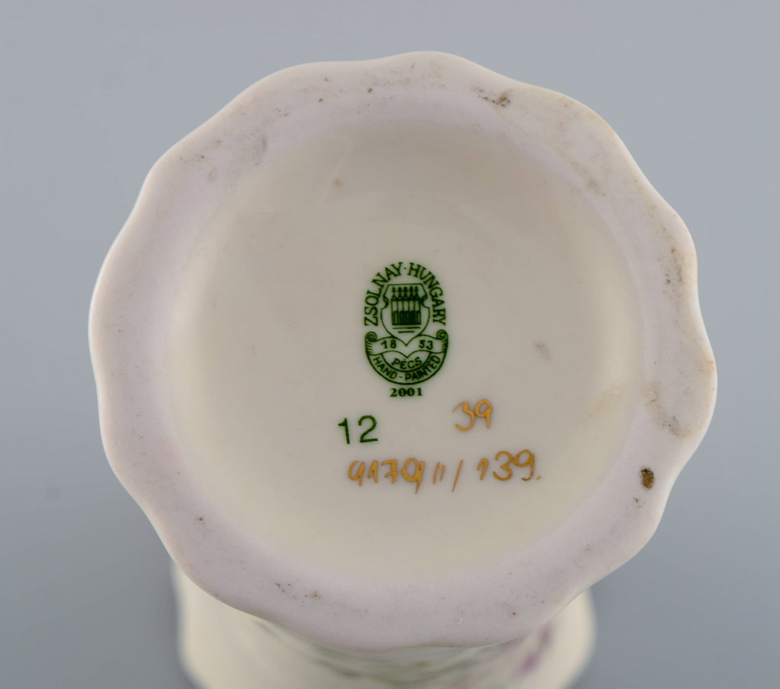 Zsolnay vase in cream-colored porcelain with hand-painted flowers and gold decoration. Late 20th - 7