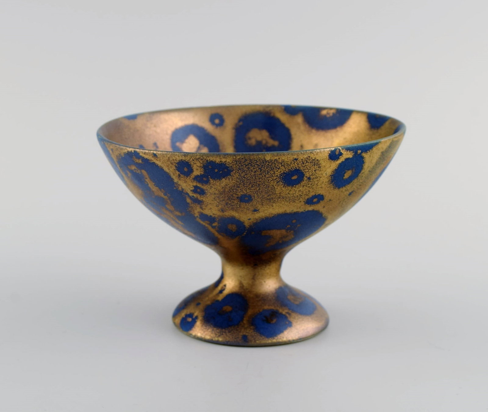 Lucien Brisdoux (1878-1963), France. Bowl on foot in glazed stoneware. Beautiful glaze in gold and - 4