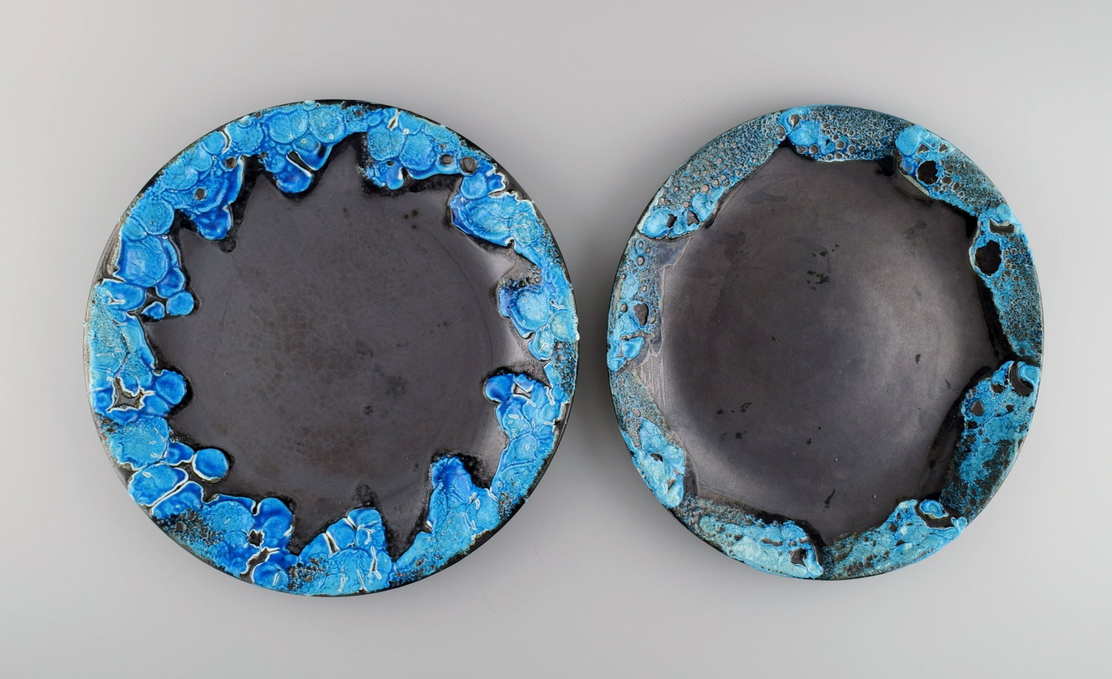 French ceramist. Two round serving dishes in glazed stoneware. Beautiful glaze in azure shades. - 2