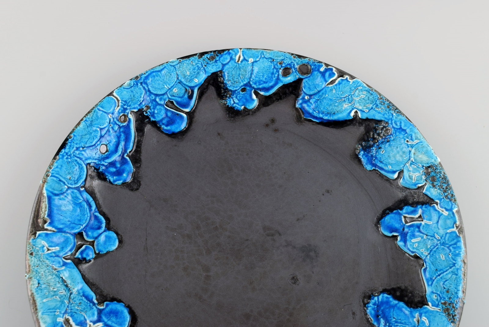 French ceramist. Two round serving dishes in glazed stoneware. Beautiful glaze in azure shades. - 4