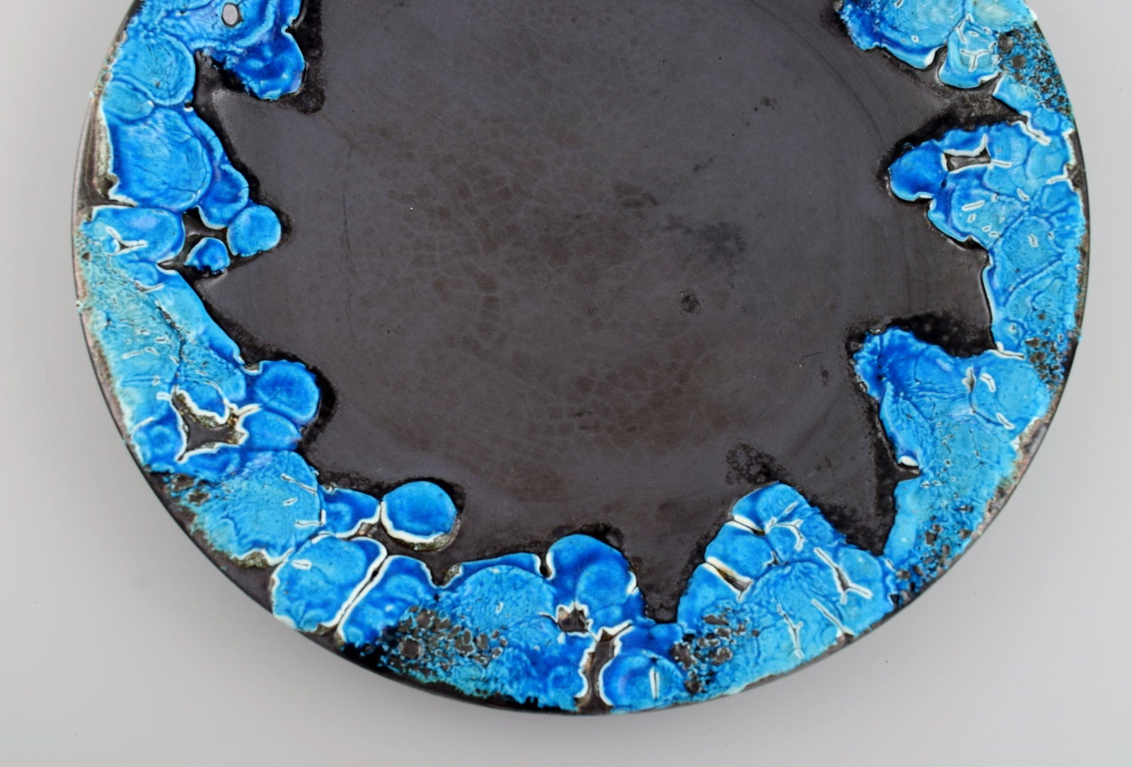 French ceramist. Two round serving dishes in glazed stoneware. Beautiful glaze in azure shades. - 5