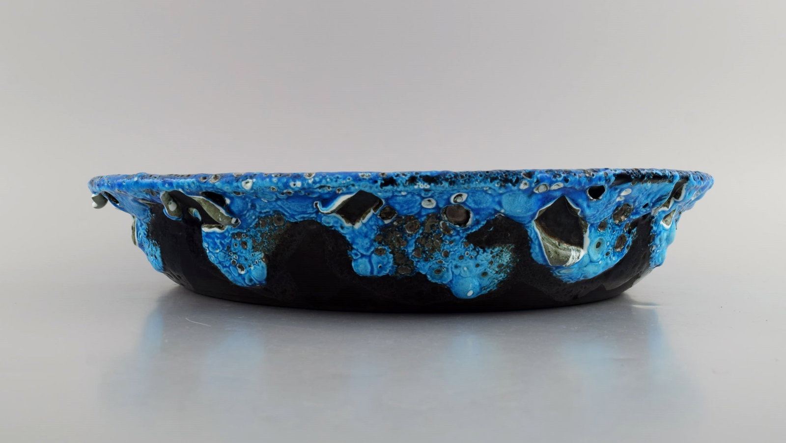 French ceramist. Two round serving dishes / bowls in glazed stoneware. Beautiful glaze in azure - 4
