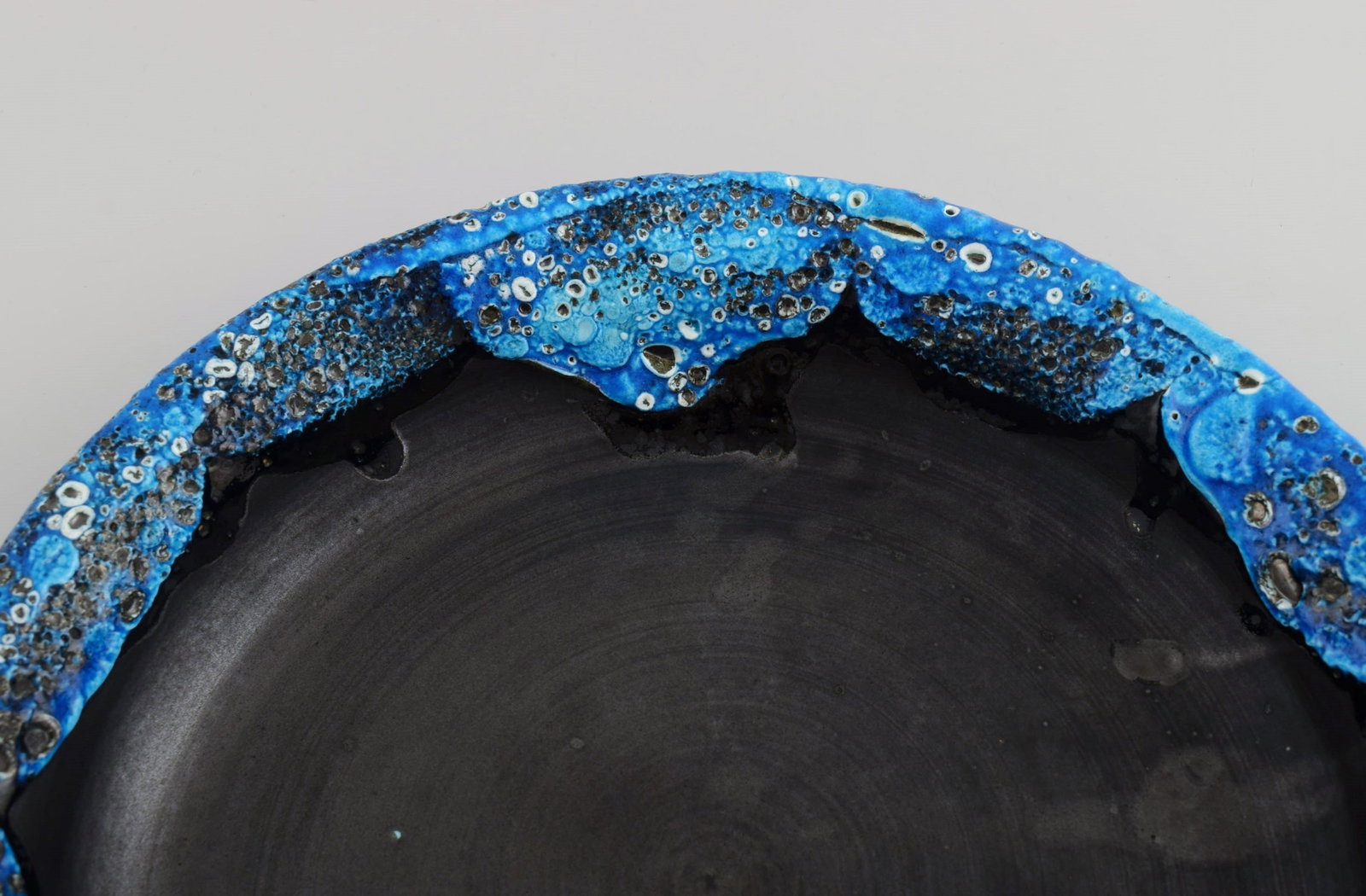 French ceramist. Two round serving dishes / bowls in glazed stoneware. Beautiful glaze in azure - 5