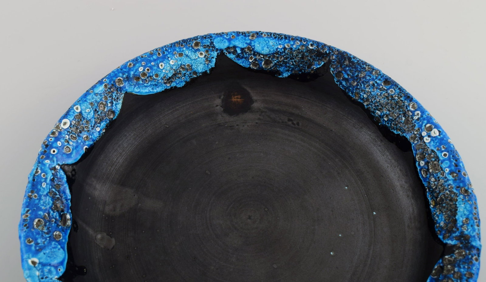 French ceramist. Two round serving dishes / bowls in glazed stoneware. Beautiful glaze in azure - 6