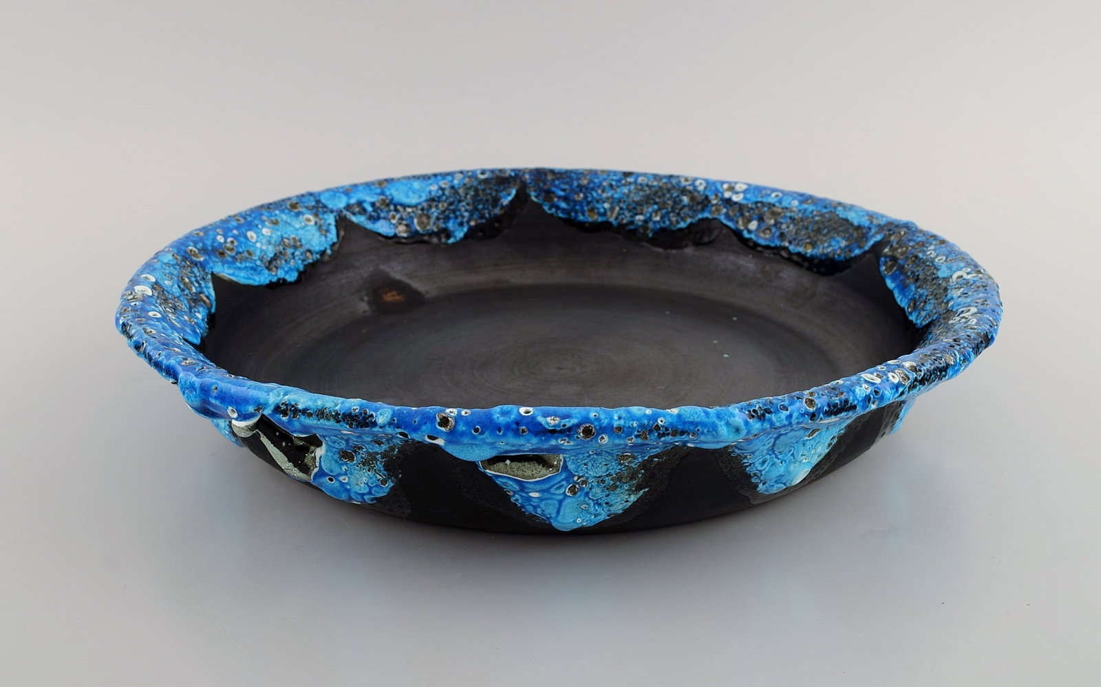 French ceramist. Two round serving dishes / bowls in glazed stoneware. Beautiful glaze in azure - 7