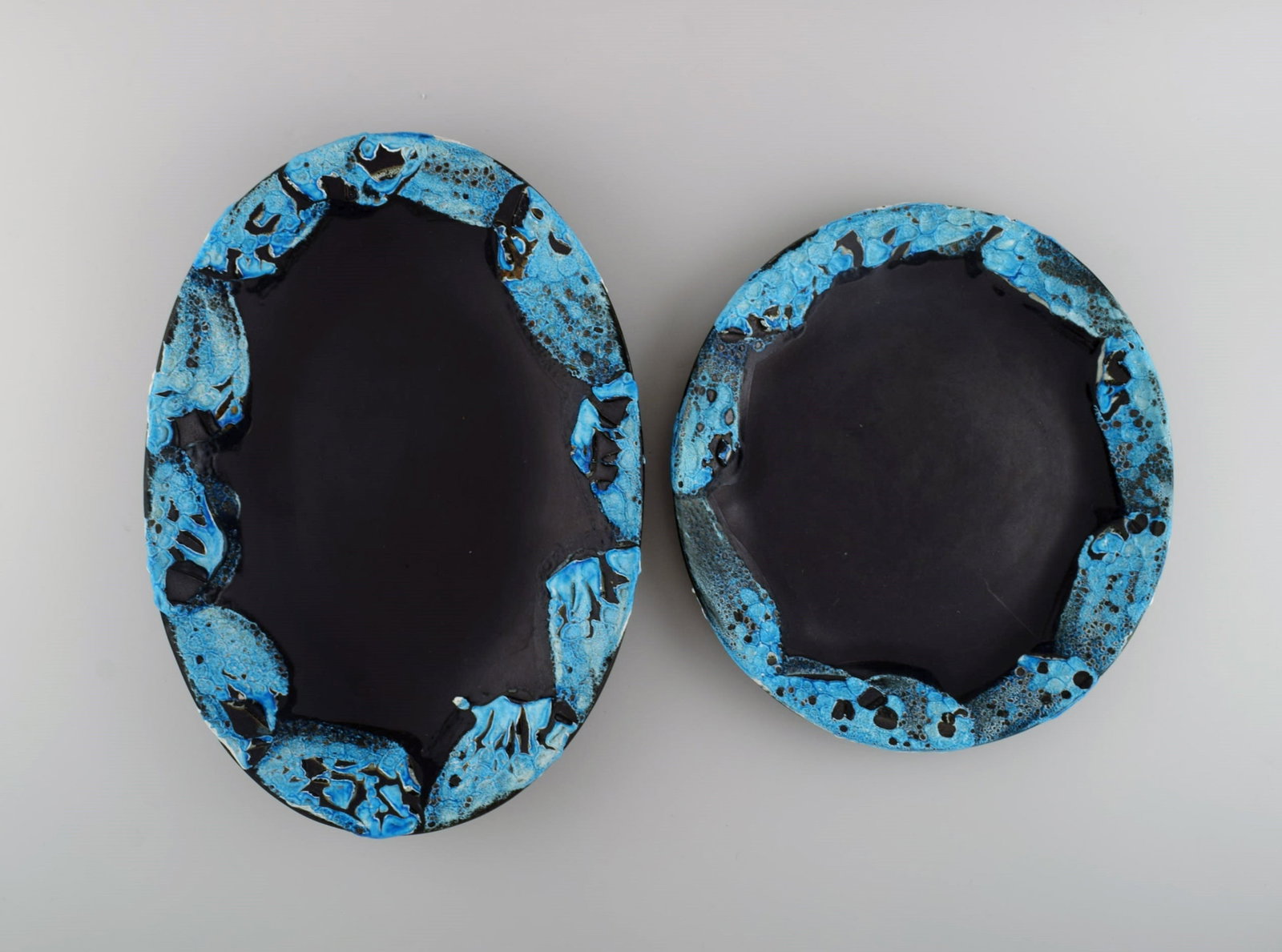 French ceramist. Two serving dishes in glazed stoneware. Beautiful glaze in azure shades. Unique, (1 of 6)