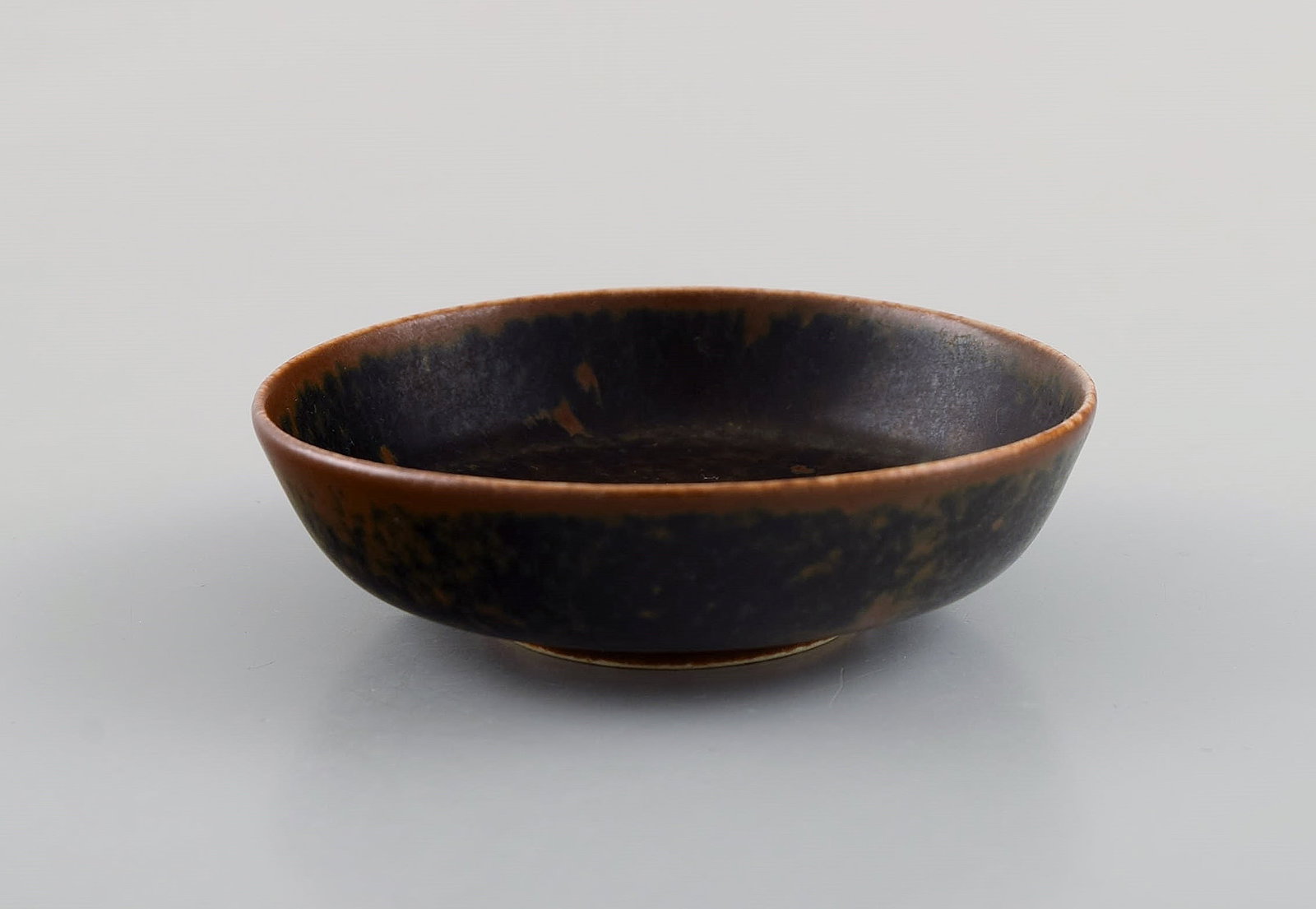 Saxbo miniature bowl in glazed ceramics. Beautiful glaze in brown shades. Mid-20th century. (1 of 8)